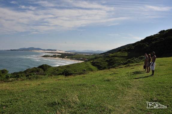 Trilha entre a Praia do Rosa e a Praia da Luz, em Imbituba, litoral sul de Santa Catarina